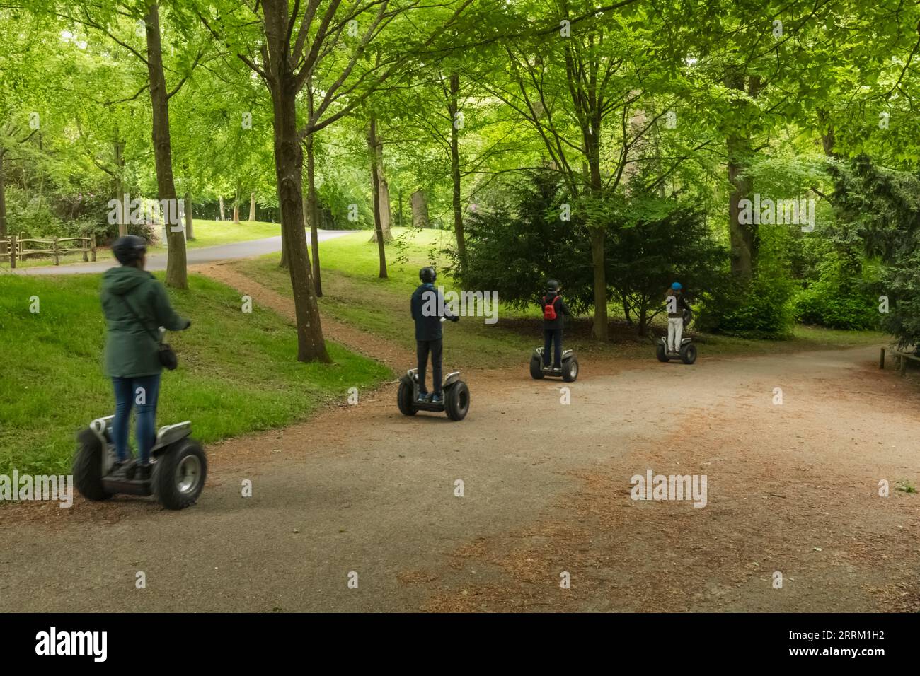 Angleterre, Kent, Maidstone, Leeds, Leeds Castle, Touristes sur Segway Tour Banque D'Images