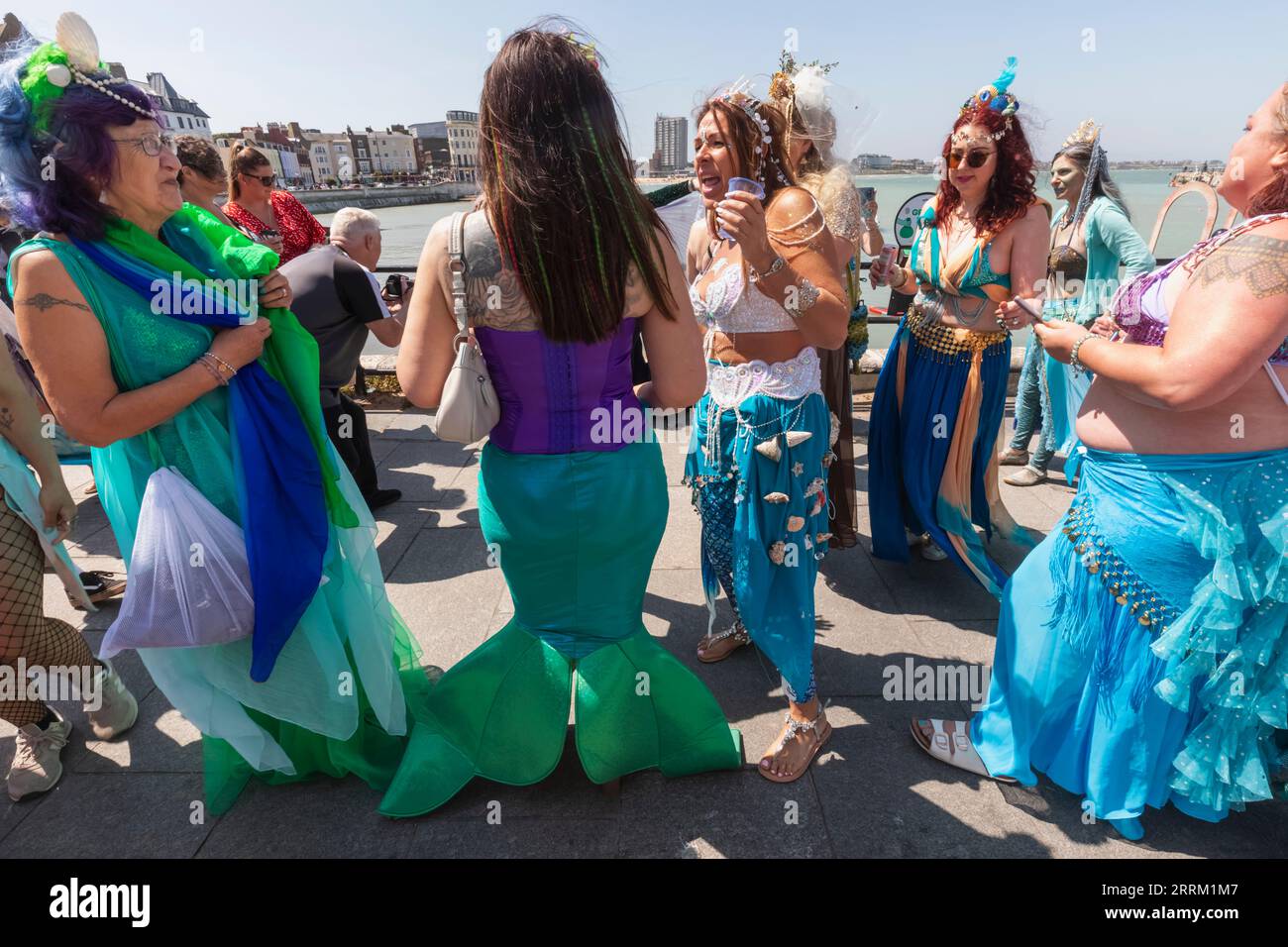 Angleterre, Kent, Margate, Margate Mermaid Festival aka Mergate, femmes habillées en sirènes Banque D'Images