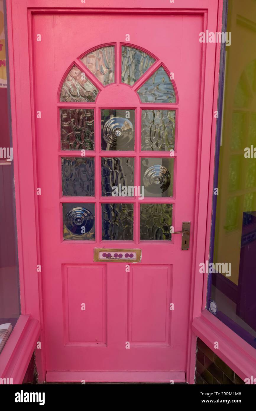 Angleterre, Kent, Margate, la vieille ville, porte rose colorée avec vitrail Banque D'Images