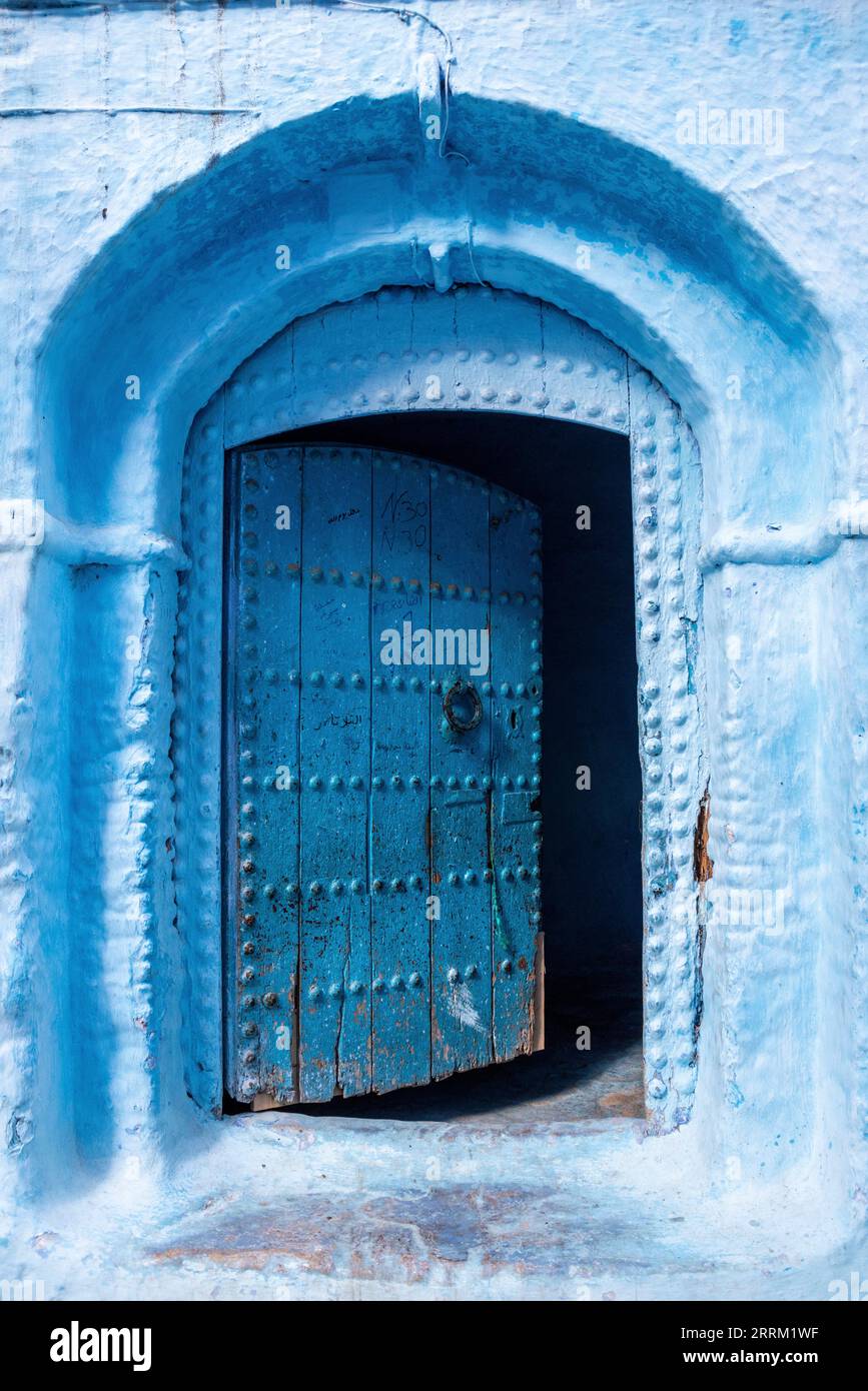 Porte en bois bleu vif dans le centre-ville de Chefchaouen, au Maroc Banque D'Images