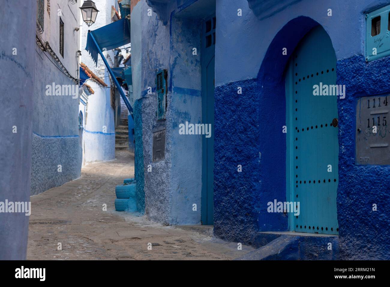 Allée colorée en bleu dans le centre-ville de Chefchaouen, au Maroc Banque D'Images
