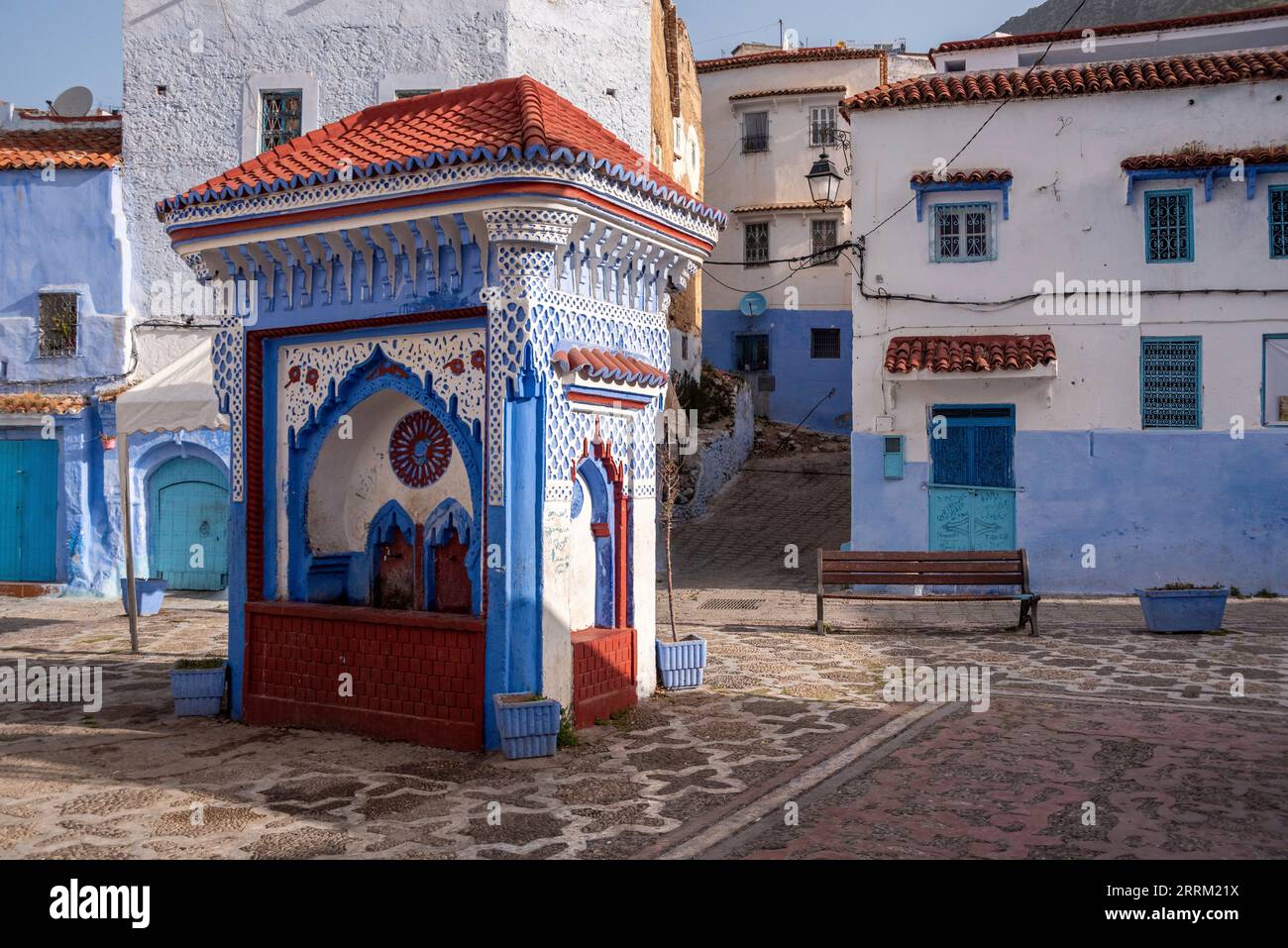 Fontaine colorée sur la place El Hauta dans le centre-ville de Chefchaouen, au Maroc Banque D'Images