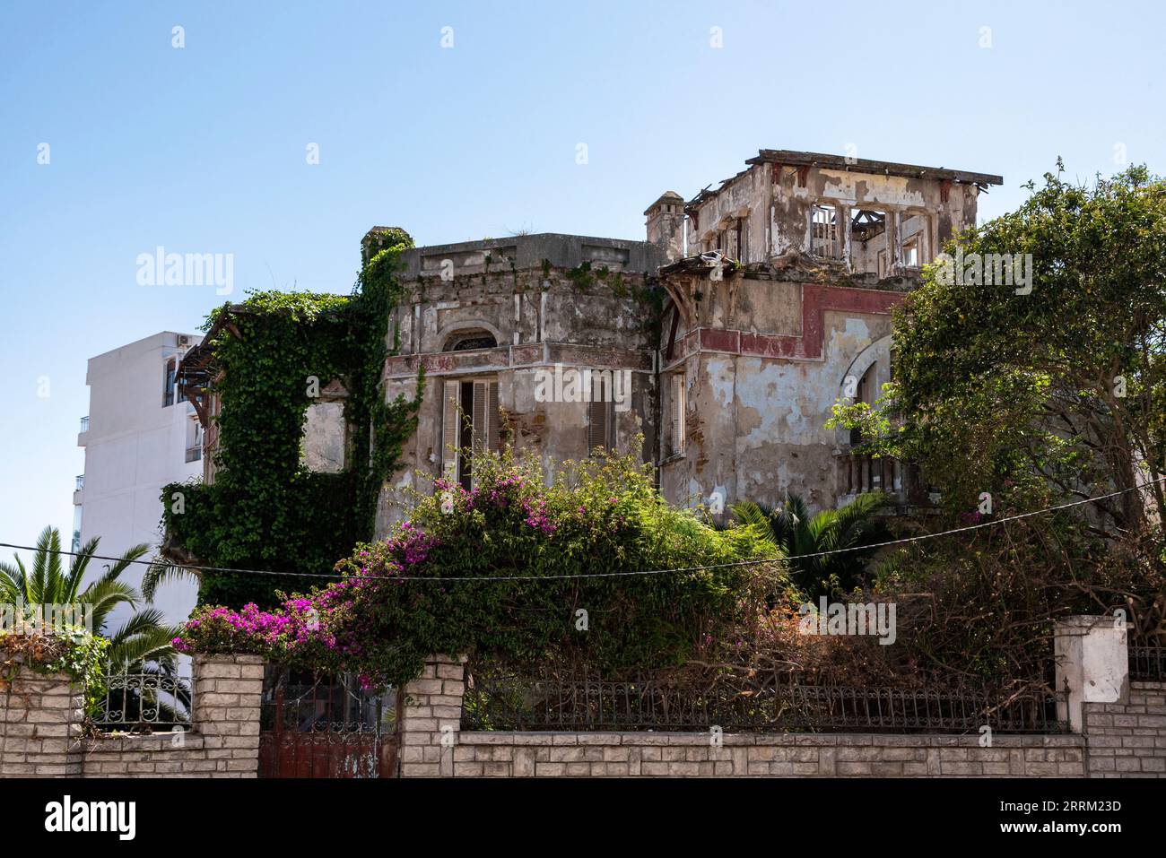 Ancienne villa abandonnée dans le riche quartier Marshan de Tanger, au Maroc Banque D'Images