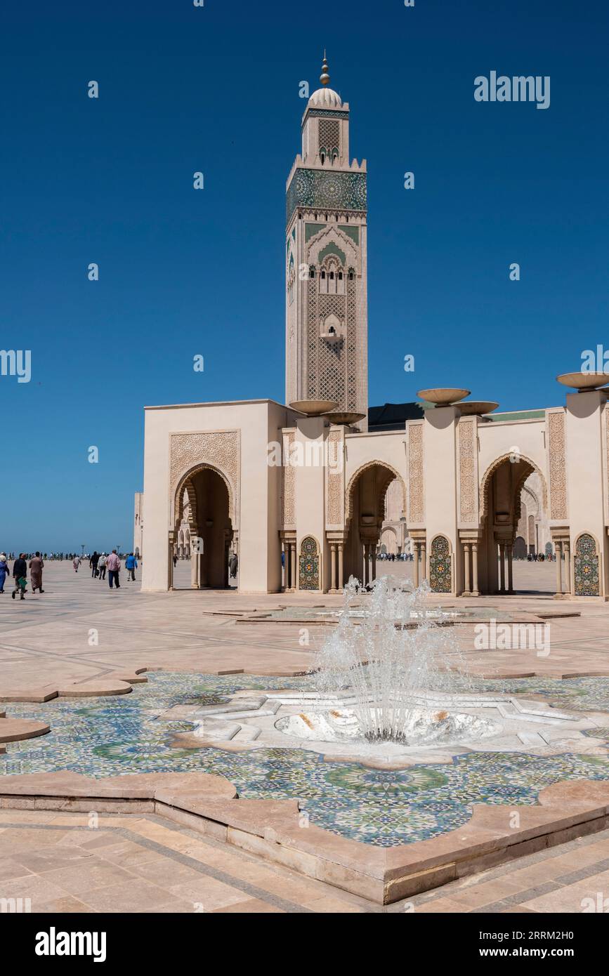 Extérieur de la célèbre mosquée Hassan II sur la côte de Casablanca, Maroc Banque D'Images