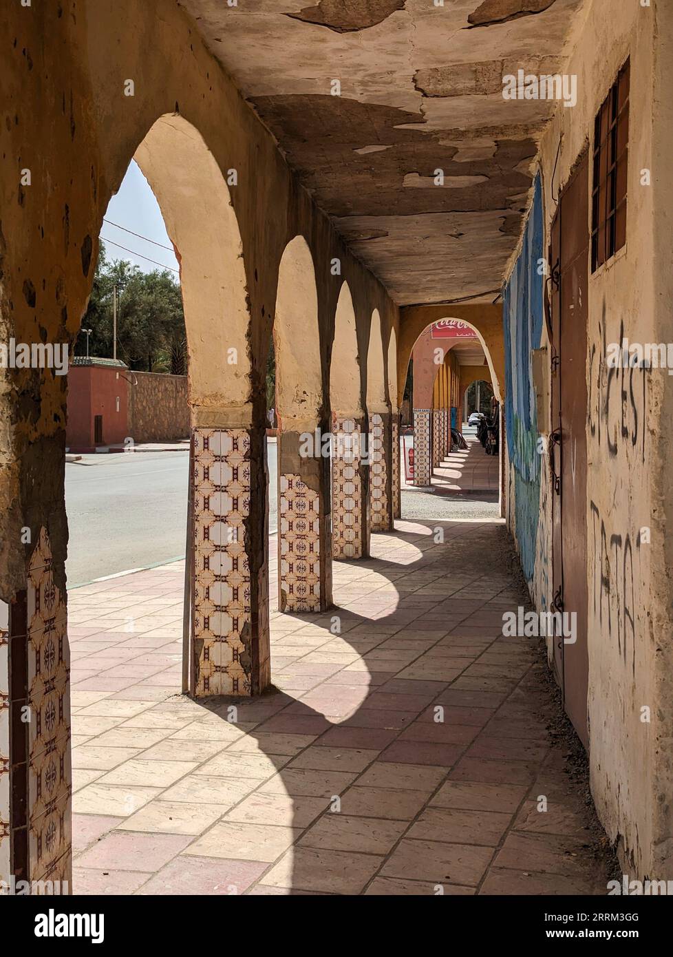 Colonnade typique à la façade de maisons dans le centre-ville de Tata au Maroc Banque D'Images