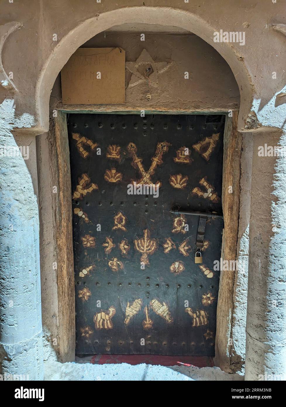 Une porte d'entrée d'une maison berbère décorée de symboles musulmans et juifs, Maroc Banque D'Images