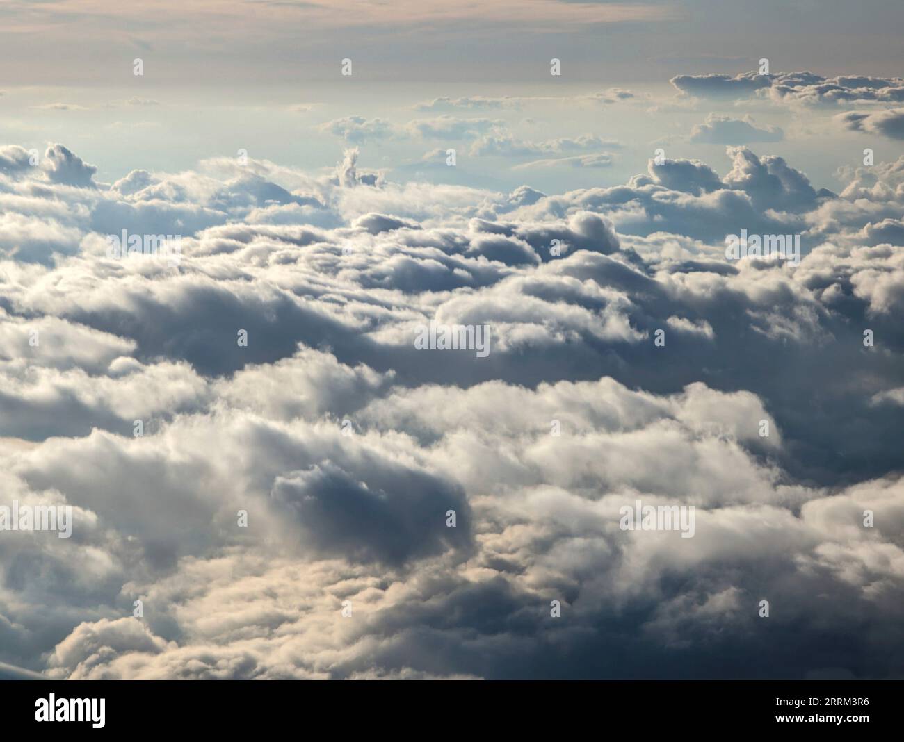 Survolant un paysage de nuages pittoresque quelque part au-dessus de l'Afrique Banque D'Images