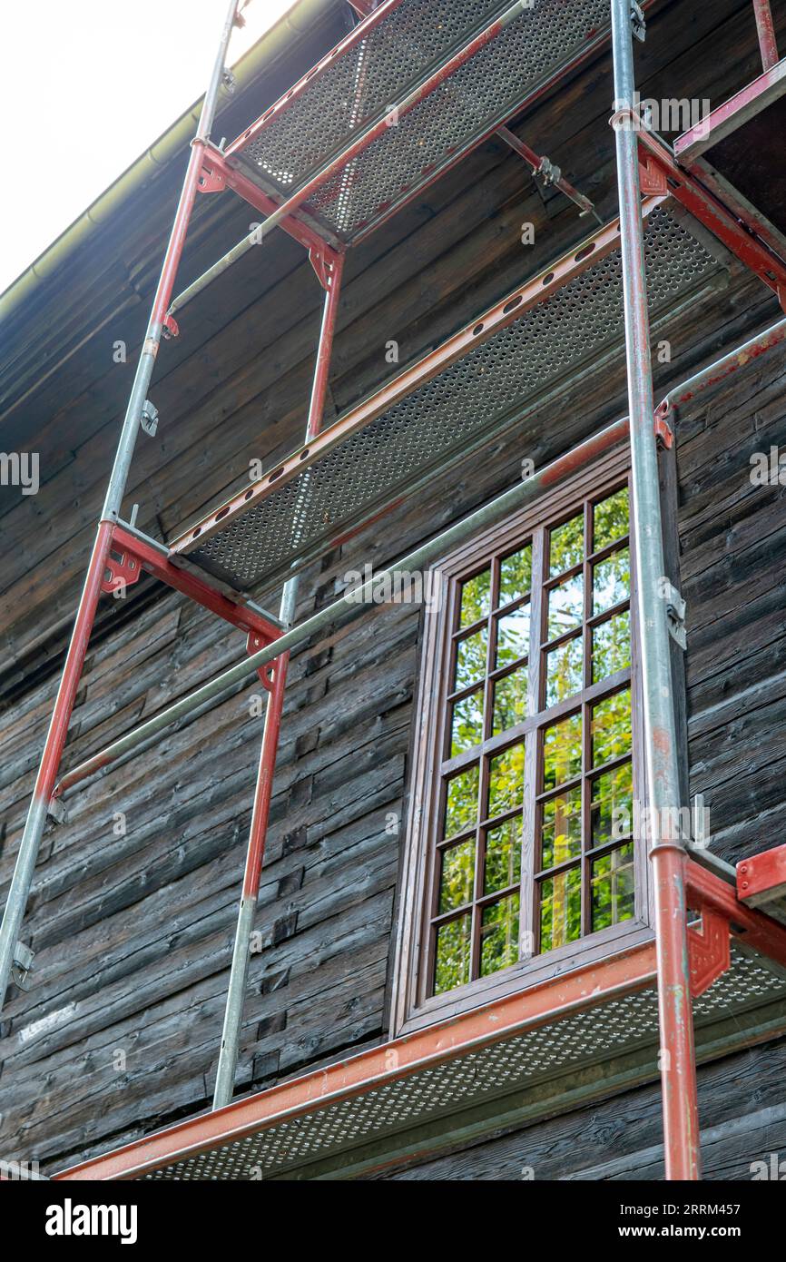 Rénovation d'une ancienne église historique en bois. Échafaudage installé contre le mur du bâtiment Banque D'Images