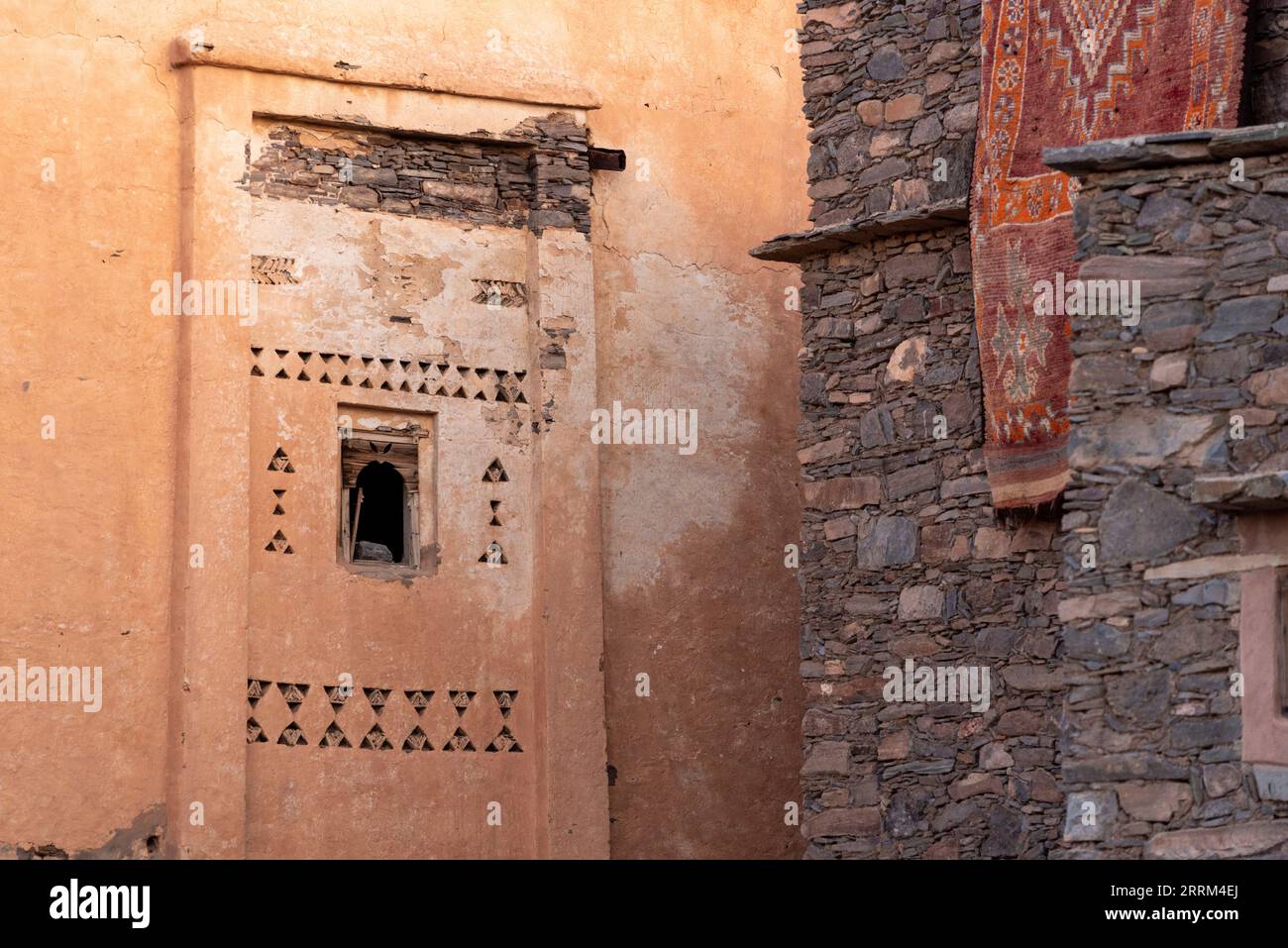 Façade décorée à la fenêtre d'une ancienne maison berbère dans les montagnes anti-Atlas du Maroc Banque D'Images