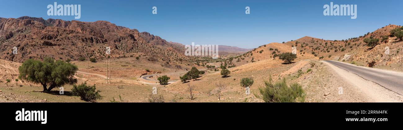 Grand paysage panoramique des montagnes de l'anti-Atlas dans la région de Taourirt, une route sinueuse à travers les montagnes, au Maroc Banque D'Images