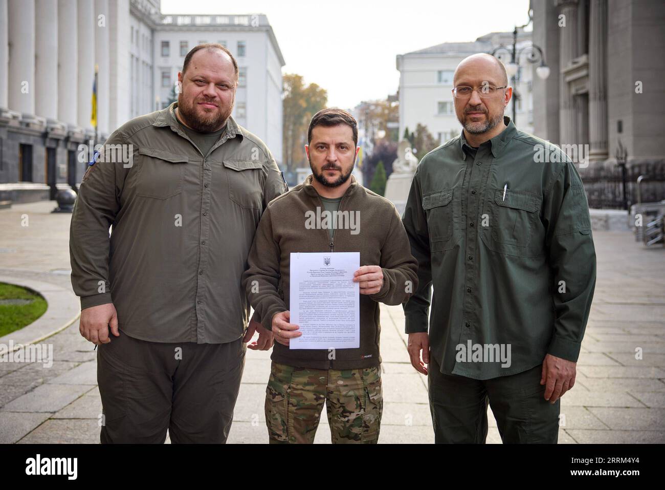 221001 -- KIEV, le 1 octobre 2022 -- une photo fournie par le Bureau présidentiel ukrainien montre le président ukrainien Volodymyr Zelensky C présentant la demande d adhésion accélérée de l Ukraine à l OTAN le 30 septembre 2022. Bureau présidentiel ukrainien/document via Xinhua UKRAINE-KIEV-ZELENSKY-OTAN APPLICATION LixDongxu PUBLICATIONxNOTxINxCHN Banque D'Images
