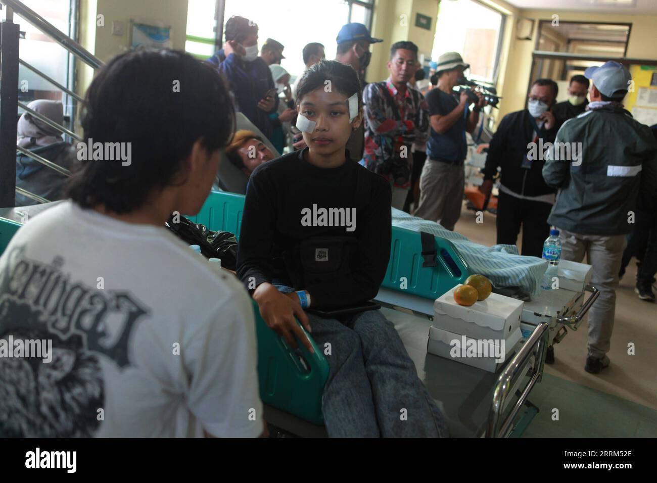 221002 -- MALANG, le 2 octobre 2022 -- des blessés reçoivent un traitement médical dans un hôpital de Malang, dans la province de Java oriental, en Indonésie, le 2 octobre 2022. Le nombre de morts dans une bousculade de foule à un match de football dans la province indonésienne de Java oriental a atteint 174 dimanche après-midi, selon le gouverneur adjoint de la province, Emil Dardak. La tragédie s'est produite samedi soir au stade Kanjuruhan à Malang, dans la province indonésienne de Java oriental, juste après que le club AREMA Malang ait perdu face à Persebaya Surabaya dans un match de football de la ligue indonésienne. Photo de /Xinhua INDONESIA-MALANG-FOOTBALL MATCH-STAMPEDE Ba Banque D'Images