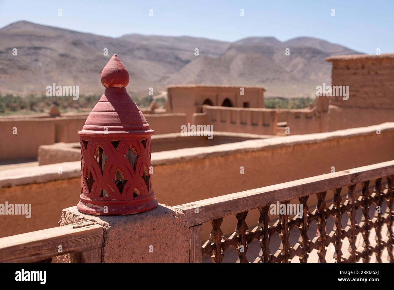 Une lanterne rouge montée sur le toit d'une maison berbère dans la vallée du Draa, au Maroc Banque D'Images