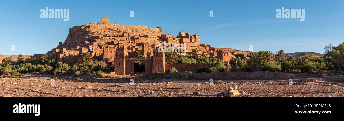 Lever de soleil sur la belle ville historique d'ait Ben Haddou au Maroc, célèbre ville berbère avec de nombreux kasbahs construits en argile, patrimoine mondial de l'UNESCO Banque D'Images