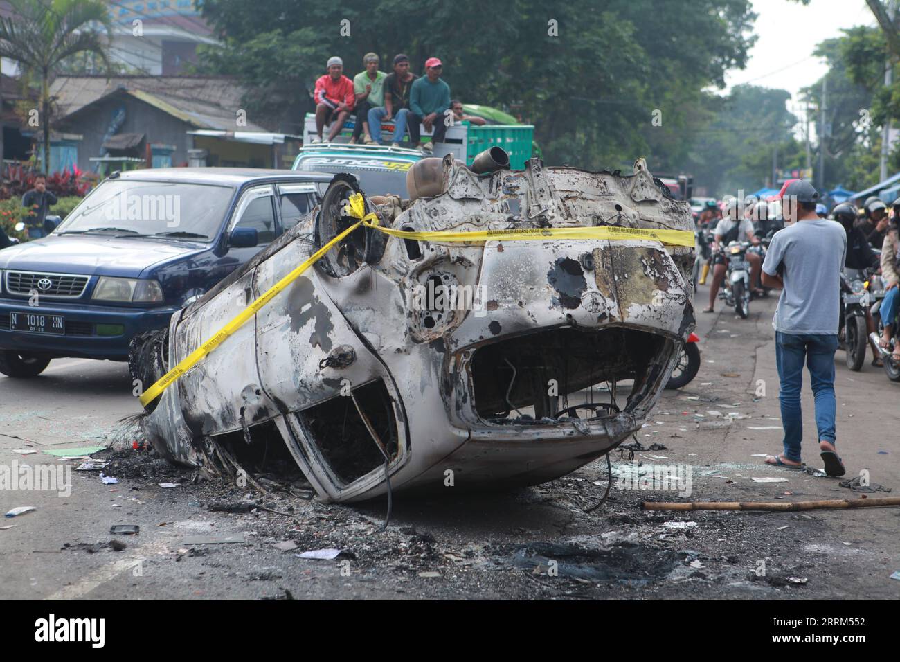 221002 -- MALANG, 2 octobre 2022 -- une photo prise le 2 octobre 2022 montre l'épave d'une voiture brûlée devant le stade Kanjuruhan à Malang, dans la province de Java oriental, en Indonésie. Au moins 129 personnes ont été tuées et 180 autres blessées après une ruée et des affrontements lors d'un match de football à Malang, province de Java oriental, samedi soir, a déclaré la police indonésienne dimanche. Le chef de la police provinciale Nico Afinta a déclaré lors d'une conférence de presse que le chaos s'était produit samedi dernier au stade Kanjuruhan dans la régence de Malang juste après que le club AREMA Malang ait perdu face à Persebaya Surabaya en Liga indonésienne Banque D'Images