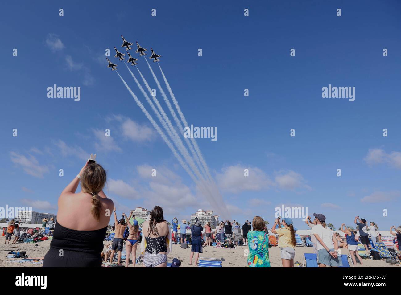 221002 -- HUNTINGTON BEACH, le 2 octobre 2022 -- les gens regardent le Pacific Airshow à Huntington Beach, Californie, États-Unis, le 1 octobre 2022. Le Pacific Airshow, l'un des plus grands spectacles aériens des États-Unis, est retourné dans les cieux au-dessus de la Californie du Sud ce week-end, avec des démonstrations d'aviateurs militaires et d'artistes civils. U.S.-CALIFORNIA-HUNTINGTON BEACH-AIRSHOW XinxHuashefa PUBLICATIONxNOTxINxCHN Banque D'Images