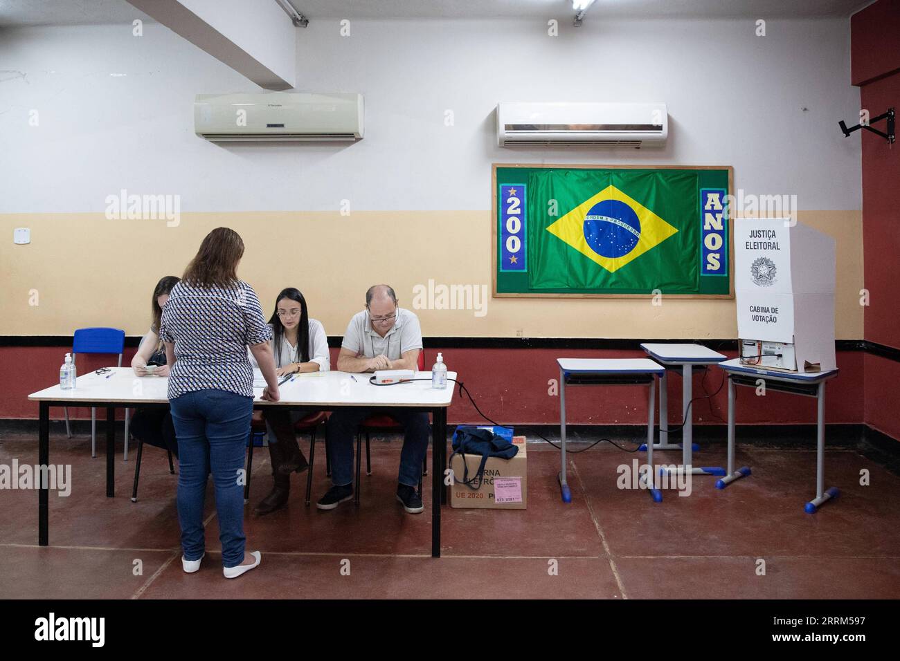 221002 -- RIO DE JANEIRO, le 2 octobre 2022 -- Une femme vote dans un bureau de vote de Rio de Janeiro, Brésil, le 2 octobre 2022. BRÉSIL-ELECTIONS GÉNÉRALES WangxTiancong PUBLICATIONxNOTxINxCHN Banque D'Images