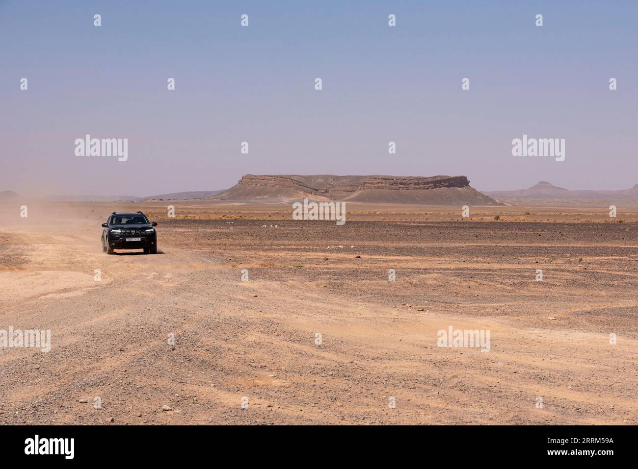 Une voiture en train d'être conduite tout-terrain en provenance du mont Gara Medouar, Merzouga Banque D'Images