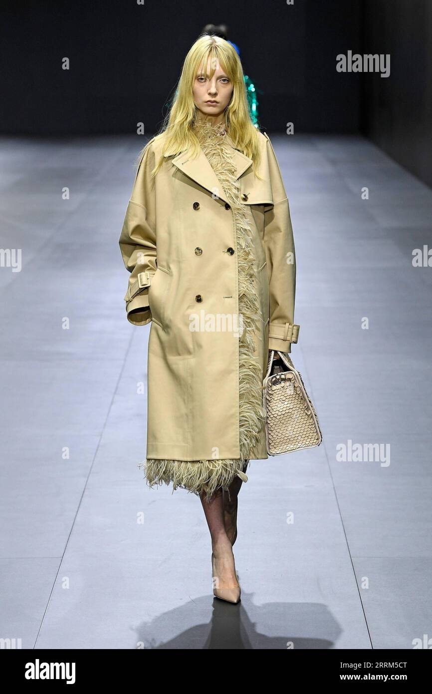221003 -- PARIS, le 3 octobre 2022 -- Un mannequin présente une création de la collection prêt-à-porter Printemps/été 2023 de Valentino lors de la Fashion week de Paris, à Paris, France, le 2 octobre 2022. Photo de /Xinhua FRANCE-PARIS-FASHION WEEK PieroxBiasion PUBLICATIONxNOTxINxCHN Banque D'Images