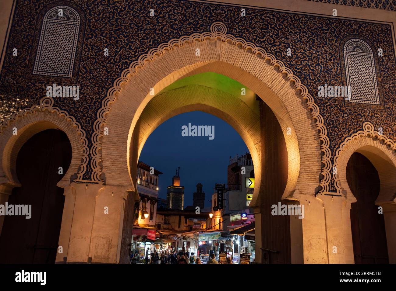 Célèbre porte de ville Bab Boujloud dans la médina de Fès, Maroc Banque D'Images