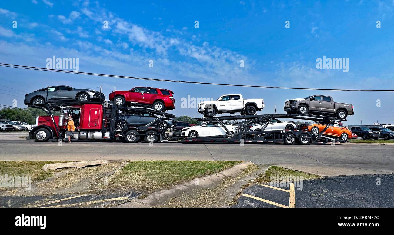 EMPORIA, KANSAS - 7 SEPTEMBRE 2023 Une semaine avant une éventuelle grève des tua, un camion-remorque de transport de voitures avec un chargement mixte de nouveaux vus Nissan à bord qui viennent d'être fabriqués à l'usine de Smyrna Tennessee sont livrés à la concession Banque D'Images