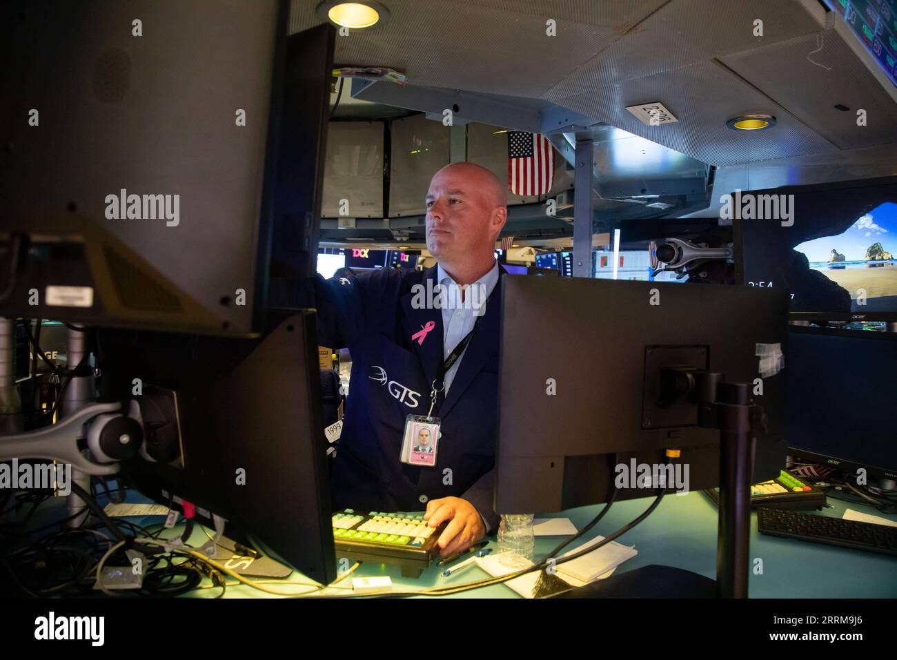 221008 -- NEW YORK, le 8 octobre 2022 -- Un Trader travaille sur le parquet du New York stock Exchange NYSE à New York, aux États-Unis, le 7 octobre 2022. Les actions américaines ont fortement chuté vendredi alors qu’un solide rapport sur les emplois de septembre a alimenté les inquiétudes que la Réserve fédérale continuerait à être agressive avec des hausses de taux. La moyenne industrielle du Dow Jones a plongé de 630,15 points, soit 2,11 %, pour atteindre 29 296,79. Le S&P 500 a diminué de 104,86 points, soit 2,80 %, pour atteindre 3 639,66 points. L’indice composite Nasdaq a perdu 420,91 points, soit 3,80 %, pour atteindre 10 652,40. Photo de /Xinhua U.S.-NEW YORK-STOCKS MichaelxNagle PUBLICATIONx Banque D'Images