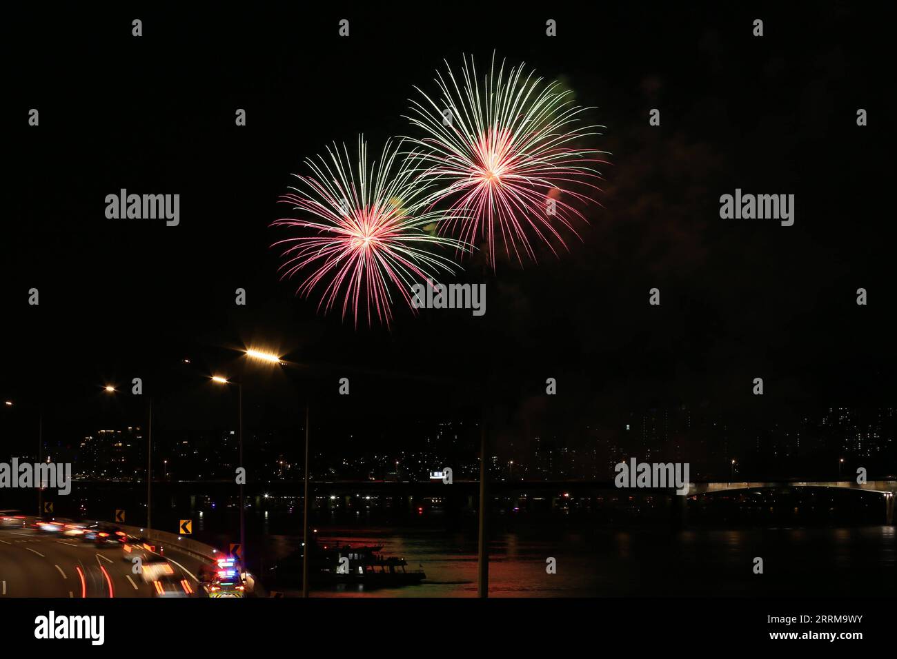 221008 -- SÉOUL, le 8 octobre 2022 -- les feux d'artifice illuminent le ciel lors du Festival international des feux d'artifice de Séoul 2022 à Séoul, Corée du Sud, le 8 octobre 2022. CORÉE DU SUD-SÉOUL-INTERNATIONAL FIREWORKS FESTIVAL WANGXYILIANG PUBLICATIONXNOTXINXCHN Banque D'Images