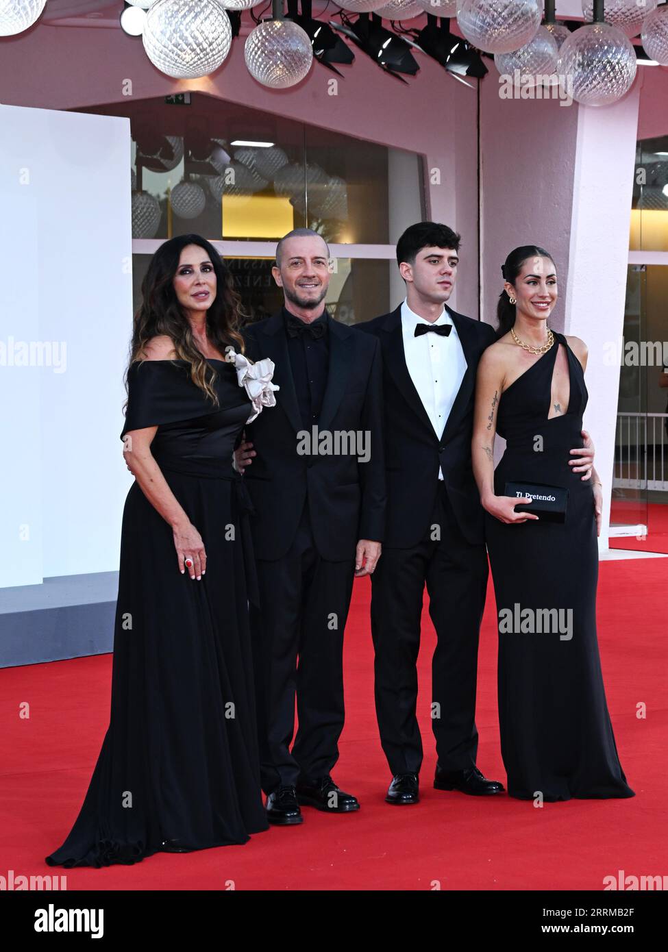 Venise, . 08 septembre 2023. Soirée 10 - NuovoImaie Venice Award 2023 tapis rouge - sur la photo Raffaele Riefoli, Raf avec sa femme et ses enfants Raffaele Riefoli, alias Raf, Gabriella Labate, Bianca Aleida Riefoli et Samuele Riefoli crédit : Independent photo Agency/Alamy Live News Banque D'Images