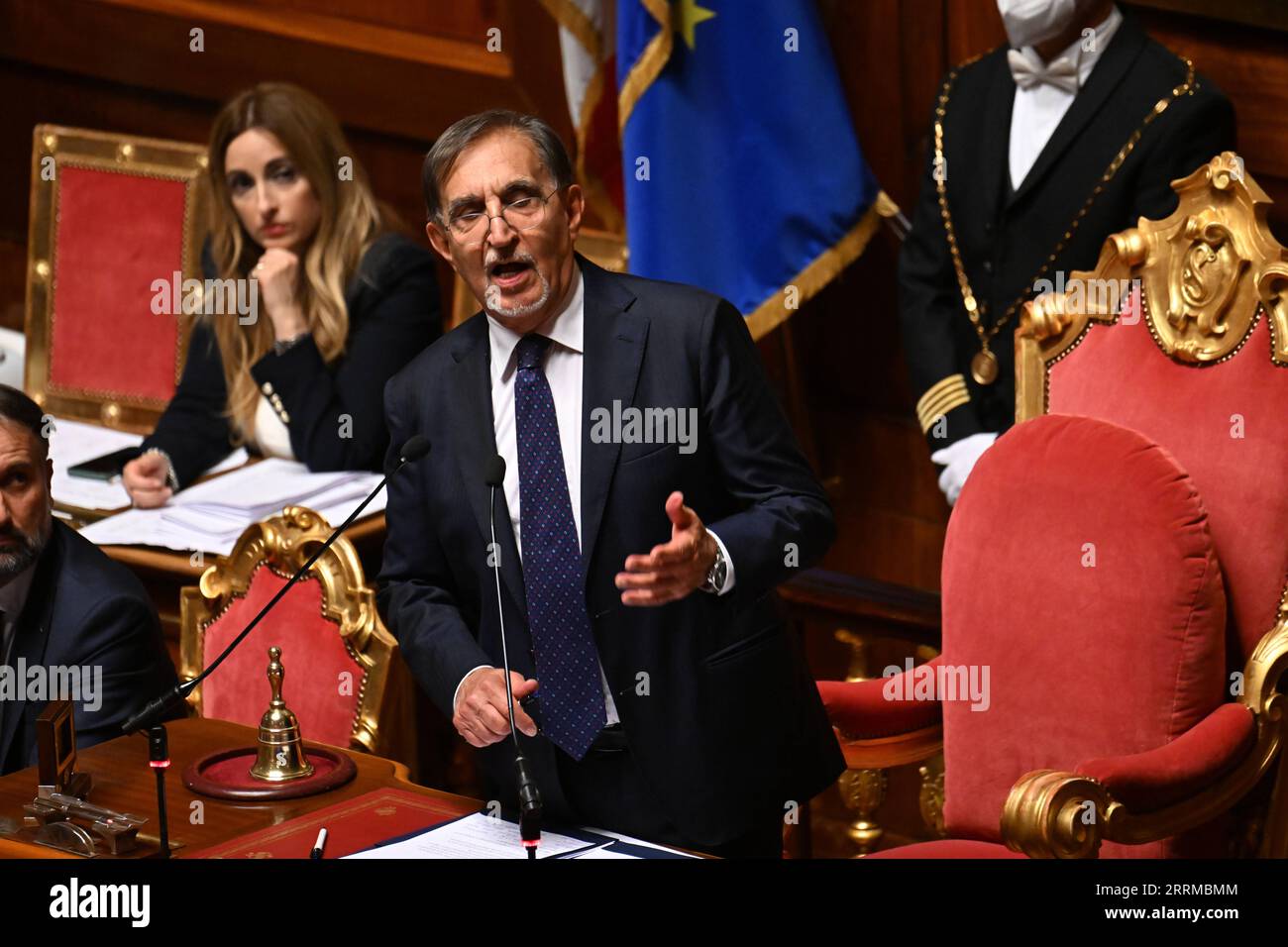 221014 -- ROME, le 14 octobre 2022 -- le président nouvellement élu du Sénat italien Ignazio la Russa front prend la parole au Sénat à Rome, Italie, le 13 octobre 2022. Lorenzo Fontana, ministre à deux reprises d'un parti susceptible d'être membre junior de la prochaine coalition gouvernementale italienne, a été choisi vendredi comme président de la chambre basse du Parlement italien. La sélection de Fontana en tant que président de la Chambre des députés a suivi celle de Ignazio la Russa jeudi à la présidence du Sénat, la chambre haute du Parlement. Photo de /Xinhua ITALIE-ROME-DEUX CHAMBRES DU PARLEMENT-DIRECTION AlbertoxL Banque D'Images