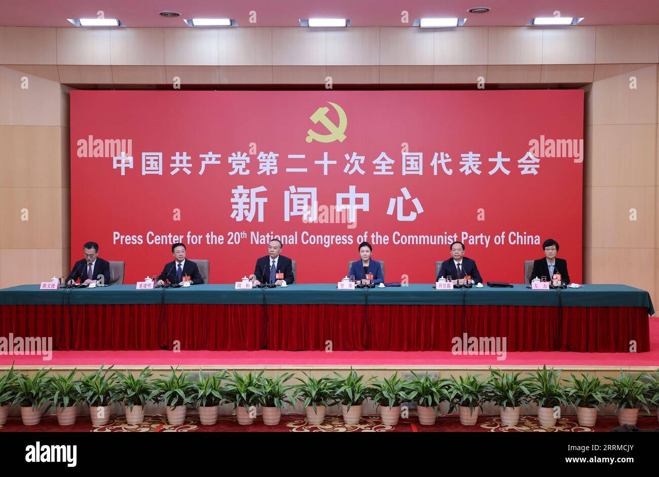 221019 -- PÉKIN, 19 octobre 2022 -- le centre de presse du 20e Congrès national du Parti communiste chinois PCC organise une conférence de presse sur le sujet sous la direction de Xi Jinping Thought on the Rule of Law, efforcez-vous de construire un État de droit de plus haute qualité en Chine à Beijing, capitale de la Chine, le 19 octobre 2022. Yin Bai, secrétaire général adjoint de la Commission des affaires politiques et juridiques du Comité central du PCC, He Rong, vice-président de la Cour populaire suprême, Tong Jianming, procureur général adjoint du parquet populaire suprême, Xu Ganlu, vice-ministre du ministère Banque D'Images