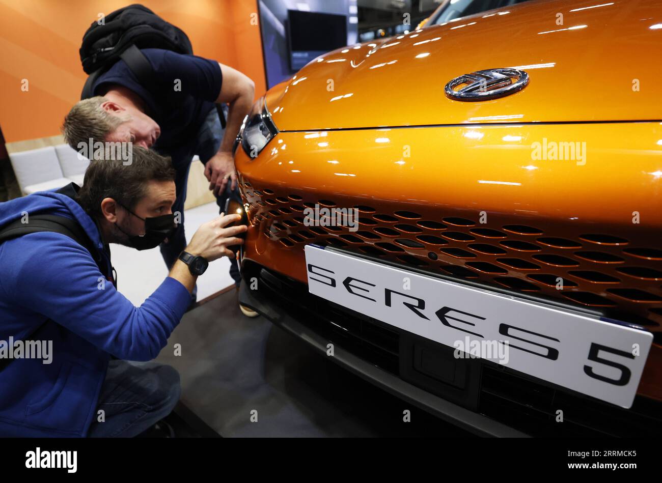 221018 -- PARIS, le 18 octobre 2022 -- les visiteurs visitent le stand SERES lors du salon de l'automobile de Paris, France, le 18 octobre 2022. Le 89e mondial de l’automobile de Paris se tient ici du 17 au 23 octobre. FRANCE-PARIS-PARIS SALON AUTOMOBILE GaoxJing PUBLICATIONxNOTxINxCHN Banque D'Images