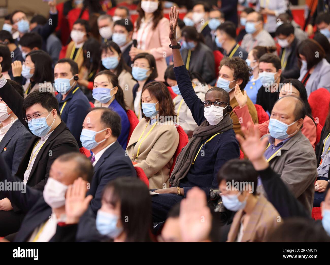 221020 -- BEIJING, le 20 octobre 2022 -- des journalistes lèvent la main pour poser des questions lors d'une conférence de presse par liaison vidéo à Beijing, capitale de la Chine, le 20 octobre 2022. Le centre de presse pour le 20e Congrès national du Parti communiste chinois PCC a accueilli jeudi la conférence de presse sur le sujet sous la direction de Xi Jinping Thought on Diplomacy, Forge Ahead et Strive to Breaking New Ground pour la diplomatie des grands pays avec des caractéristiques chinoises. CPC CongressCHINA-BEIJING-CPC CONGRÈS NATIONAL-CONFÉRENCE DE PRESSE CN YinxGang PUBLICATIONxNOTxINxCHN Banque D'Images