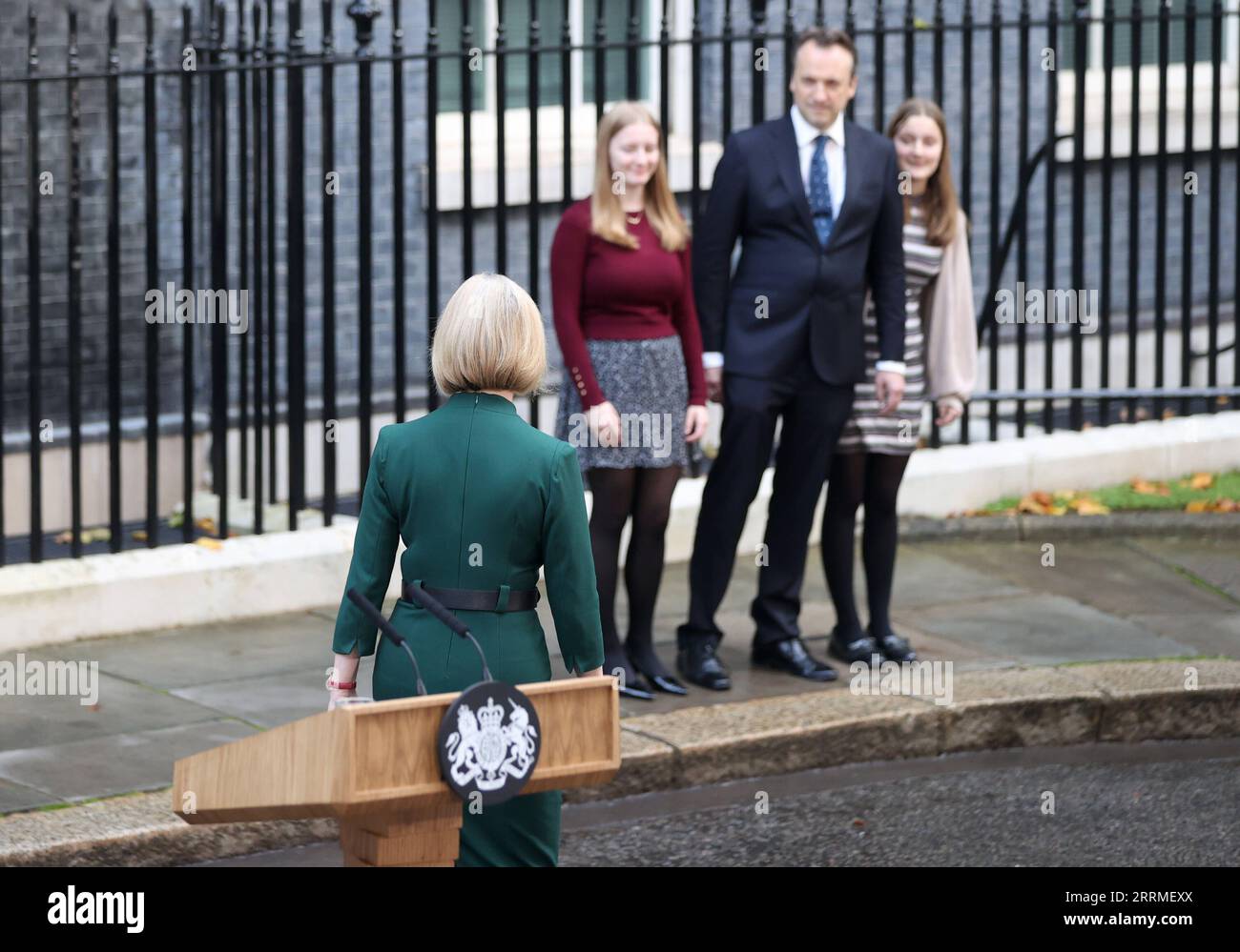 221025 -- LONDRES, le 25 octobre 2022 -- Liz Truss marche vers son mari et ses filles après avoir prononcé un discours le dernier jour de son mandat en tant que Premier ministre britannique devant le 10 Downing Street à Londres, en Grande-Bretagne, le 25 octobre 2022. Rishi Sunak est devenu le nouveau Premier ministre de Grande-Bretagne mardi après avoir rencontré le roi Charles III au palais de Buckingham, où le monarque lui a demandé de former un gouvernement après la démission de Liz Truss. BRITAIN-LONDON-LIZ TRUSS LixYing PUBLICATIONxNOTxINxCHN Banque D'Images