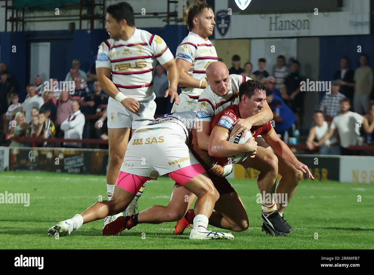 Wakefield, Royaume-Uni. 08 septembre 2023. Be Well support Stadium, Wakefield, West Yorkshire, 8 septembre 2023. Betfred Super League Wakefield Trinity vs Catalans Dragons Matt Whitley de Catalans Dragons attaqué par David Fifita et Lee Kershaw de Wakefield Trinity Credit : Touchlinepics/Alamy Live News Banque D'Images