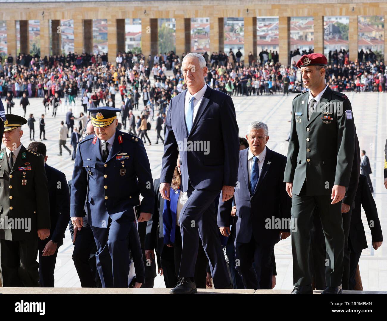 221027 -- ANKARA, le 27 octobre 2022 -- le ministre israélien de la Défense Benny Gantz visite Anitkabir, le mausolée du fondateur de la République turque Mustafa Kemal Ataturk, à Ankara, Trkiye, le 27 octobre 2022. Le ministre israélien de la Défense Benny Gantz s’est rendu jeudi à Trkiye pour la première réunion entre les ministres de la Défense des deux pays depuis 2010 après des années de tension dans les relations bilatérales. Photo de /Xinhua TRKIYE-ANKARA-MINISTRE ISRAÉLIEN DE LA DÉFENSE-VISITE MustafaxKaya PUBLICATIONxNOTxINxCHN Banque D'Images