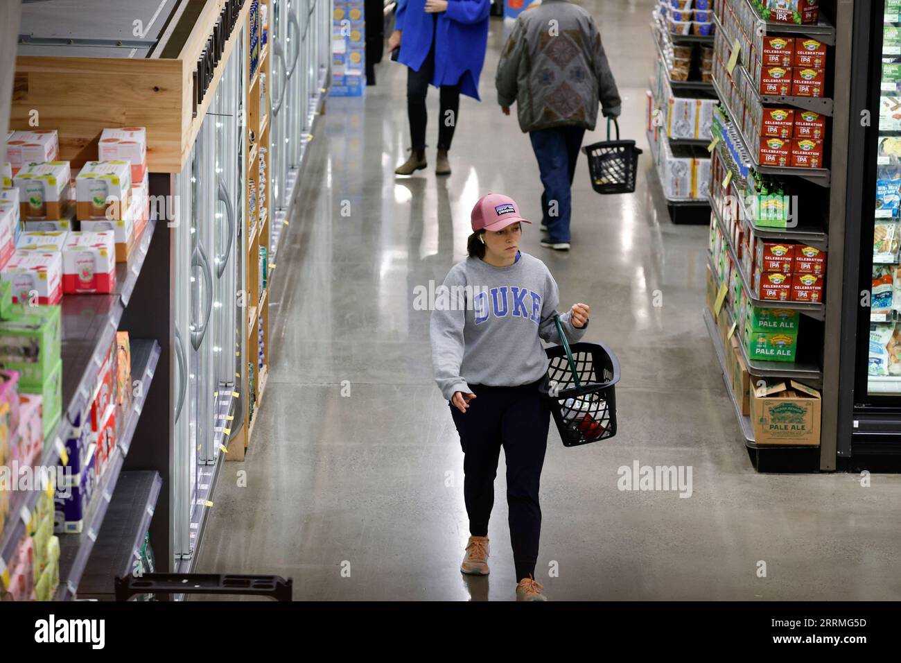 221028 -- WASHINGTON, le 28 octobre 2022 -- les clients magasinent dans un supermarché à Washington, D.C., aux États-Unis, le 28 octobre 2022. Le sentiment des consommateurs américains a légèrement augmenté en octobre, bien que l'inflation ait continué d'étrangler les revenus de nombreux ménages américains. Photo de /Xinhua U.S.-WASHINGTON, D.C. LE SENTIMENT DES CONSOMMATEURS-AUGMENTER TingxShen PUBLICATIONxNOTxINxCHN Banque D'Images