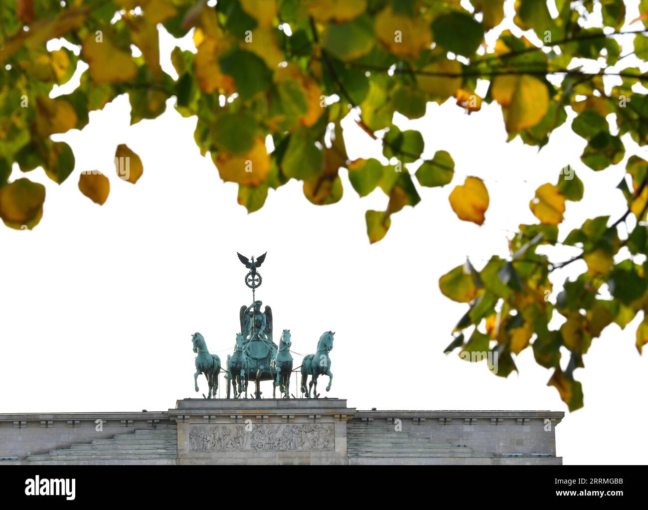 221029 -- BERLIN, le 29 octobre 2022 -- cette photo prise le 27 octobre 2022 montre une partie de la porte de Brandebourg à Berlin, capitale de l'Allemagne. ALLEMAGNE-BERLIN-PAYSAGE D'AUTOMNE RenxPengfei PUBLICATIONxNOTxINxCHN Banque D'Images