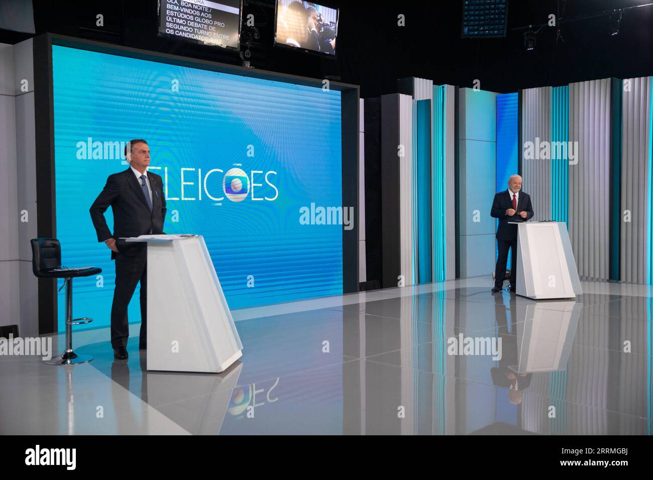 Actualités Themen der Woche KW43 Brasilien, Fernsehdebat mit da Silva und Bolsonaro in Sao Paulo 221029 -- RIO DE JANEIRO, 29 octobre 2022 -- le président brésilien Jair Bolsonaro L et l'ancien président Luiz Inacio Lula da Silva participent à un débat télévisé sur l'élection présidentielle à Rio de Janeiro, Brésil, le 28 octobre 2022. Dimanche, plus de 156 millions de Brésiliens se rendront aux urnes pour voter pour le prochain président et vice-président, ainsi que pour les gouverneurs et vice-gouverneurs de 12 États. Le second tour contesté oppose le président Jair Bolsonaro Parti libéral, qui cherche à être réélu, à l'ancien presi Banque D'Images