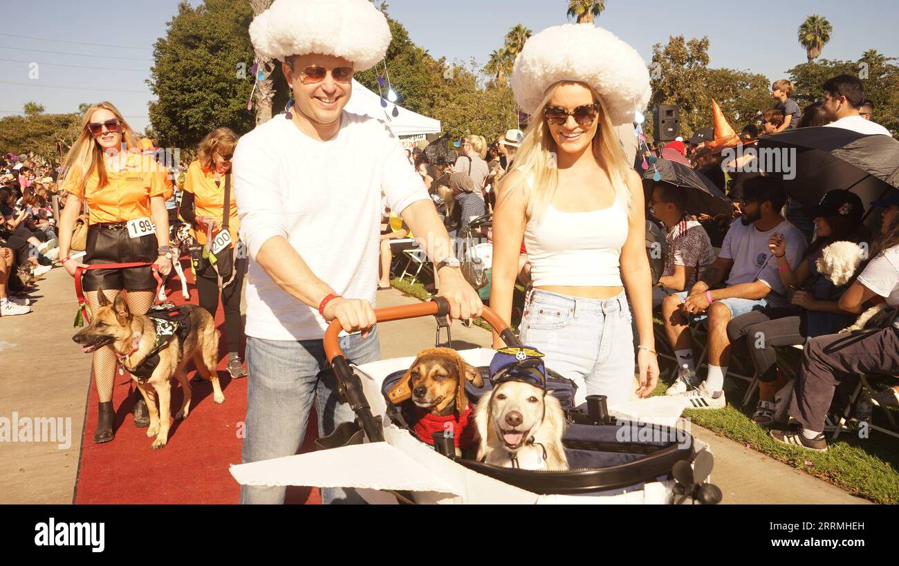 221031 -- LONG BEACH, le 31 octobre 2022 -- les chiens et leurs propriétaires vêtus de costumes participent à la 21e édition annuelle de la haute Dog Howl oween Parade au Marina Vista Park à long Beach, Californie, États-Unis, le 30 octobre 2022. Photo de /Xinhua U.S.-CALIFORNIA-LONG BEACH-HALLOWEEN-CHIEN PARADE ZengxHui PUBLICATIONxNOTxINxCHN Banque D'Images