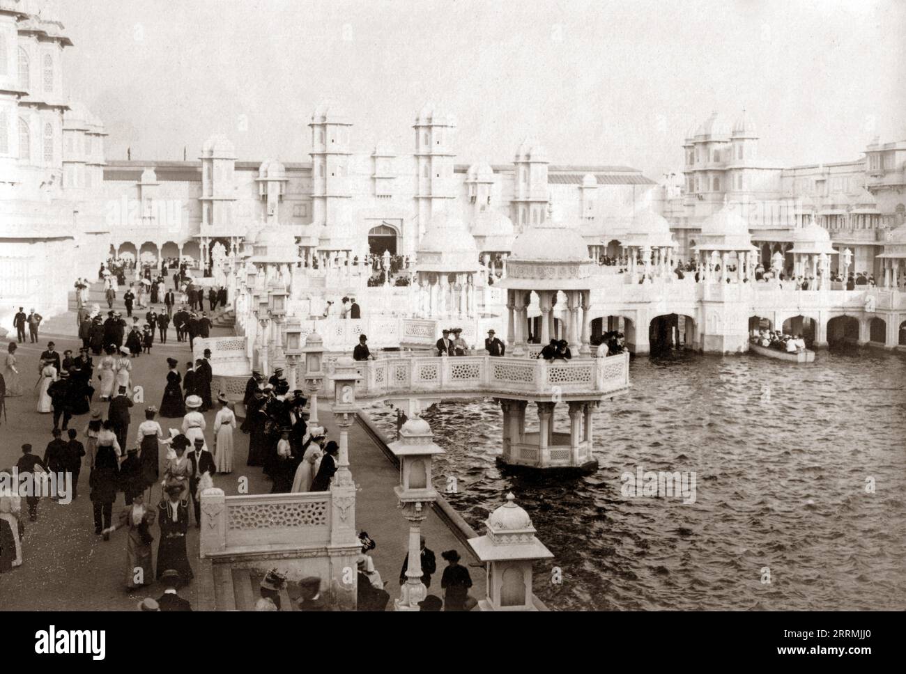 Londres, Angleterre. 1908 - Une vue de la Cour d'honneur à l'exposition franco-britannique qui s'est tenue près de Shepherd's Bush, Londres, un quartier qui est maintenant appelé White City. L'exposition était une foire publique tenue entre le 14 mai et le 31 octobre 1908 et à l'époque la plus grande de son genre tenue en Grande-Bretagne. Elle célébrait l'Entente cordiale entre le Royaume-Uni et la France, signée en 1904. Il a attiré 8 millions de visiteurs. Banque D'Images