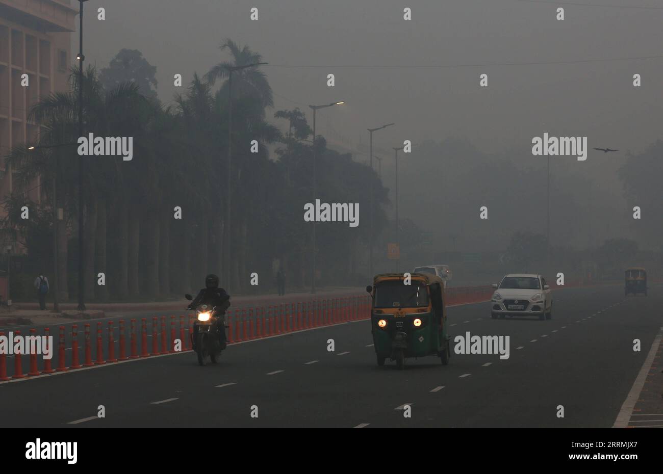 221103 -- NEW DELHI, le 3 novembre 2022 -- des véhicules circulent sur une route au milieu d'un épais smog à New Delhi, en Inde, le 3 novembre 2022. La pollution de l air dans la capitale de l Inde Delhi et ses environs continue d être un problème. Le problème se pose principalement pendant les mois d'hiver, lorsque la densité de l'air diminue comparativement. INDE-NOUVEAU DELHI-POLLUTION DE L'AIR-SMOG JAVEDXDAR PUBLICATIONXNOTXINXCHN Banque D'Images