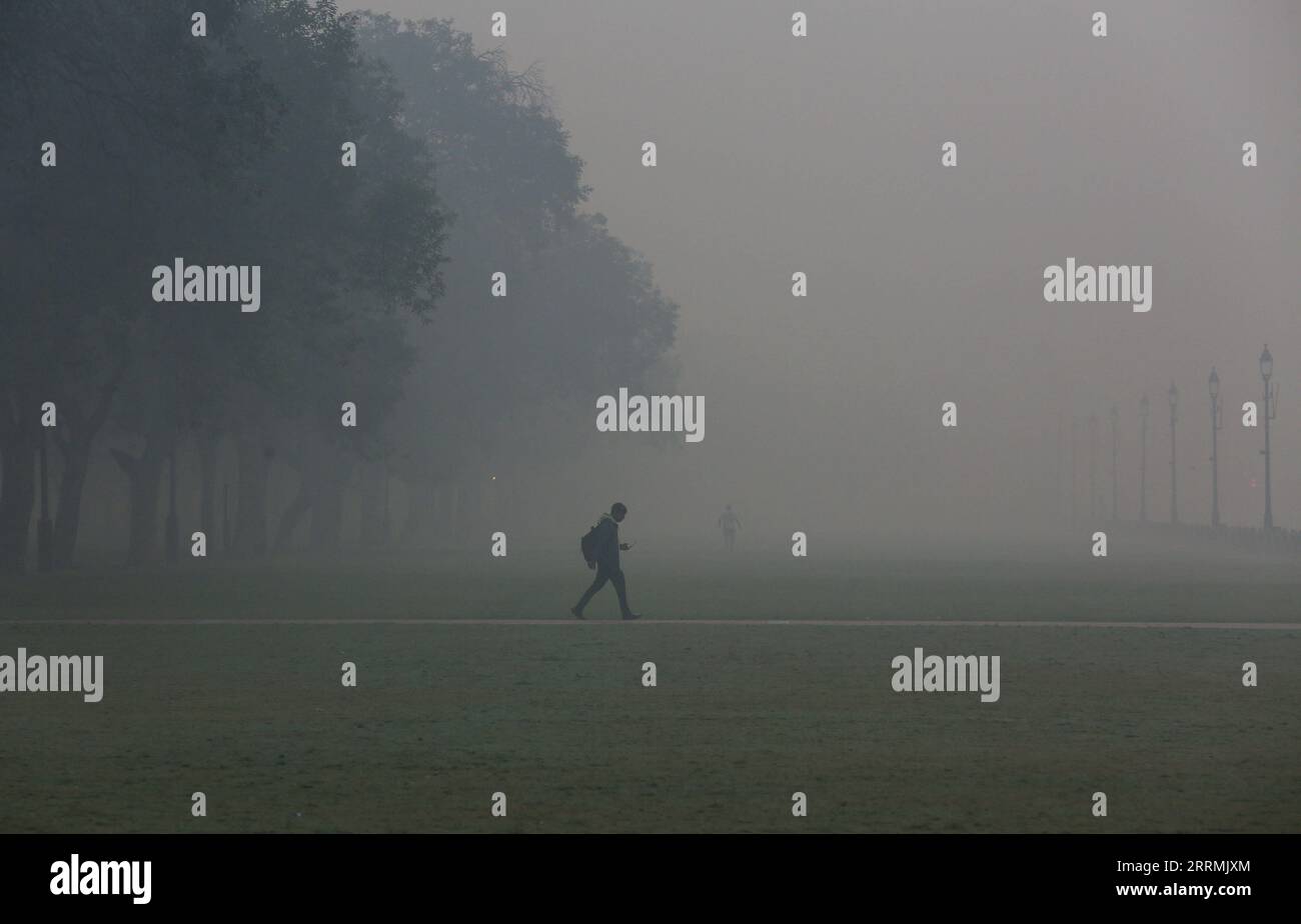 221103 -- NEW DELHI, le 3 novembre 2022 -- Un homme marche le long d'une passerelle au milieu d'un épais smog à New Delhi, Inde, le 3 novembre 2022. La pollution de l air dans la capitale de l Inde Delhi et ses environs continue d être un problème. Le problème se pose principalement pendant les mois d'hiver, lorsque la densité de l'air diminue comparativement. INDE-NOUVEAU DELHI-POLLUTION DE L'AIR-SMOG JAVEDXDAR PUBLICATIONXNOTXINXCHN Banque D'Images