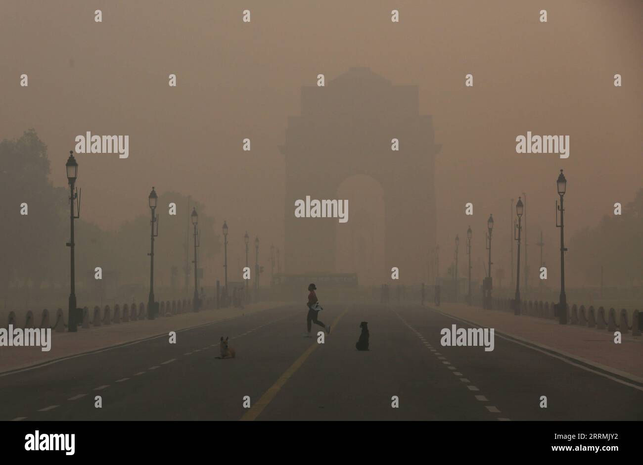 221103 -- NEW DELHI, le 3 novembre 2022 -- Un piéton marche près de la porte de l'Inde au milieu d'un épais smog à New Delhi, Inde, le 3 novembre 2022. La pollution de l air dans la capitale de l Inde Delhi et ses environs continue d être un problème. Le problème se pose principalement pendant les mois d'hiver, lorsque la densité de l'air diminue comparativement. INDE-NOUVEAU DELHI-POLLUTION DE L'AIR-SMOG JAVEDXDAR PUBLICATIONXNOTXINXCHN Banque D'Images