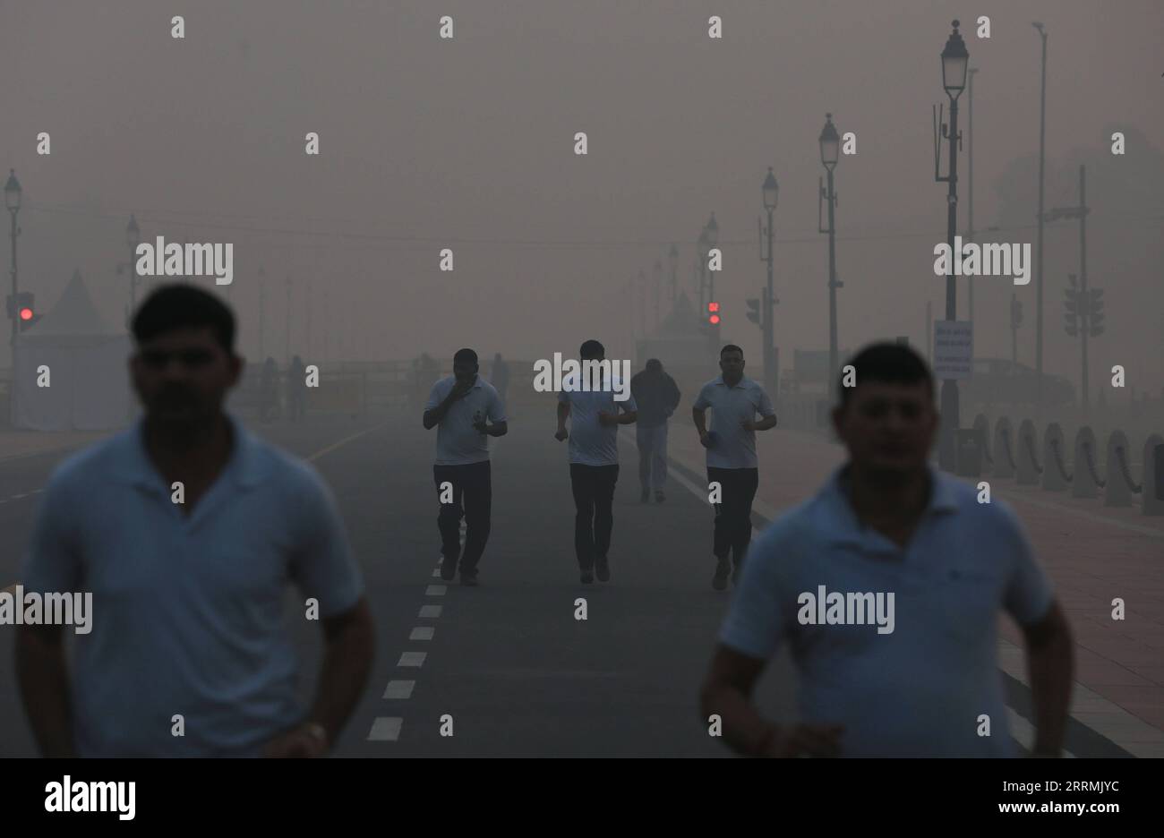 221103 -- NEW DELHI, le 3 novembre 2022 -- les gens font du jogging le long d'une route au milieu d'un épais smog à New Delhi, Inde, le 3 novembre 2022. La pollution de l air dans la capitale de l Inde Delhi et ses environs continue d être un problème. Le problème se pose principalement pendant les mois d'hiver, lorsque la densité de l'air diminue comparativement. INDE-NOUVEAU DELHI-POLLUTION DE L'AIR-SMOG JAVEDXDAR PUBLICATIONXNOTXINXCHN Banque D'Images