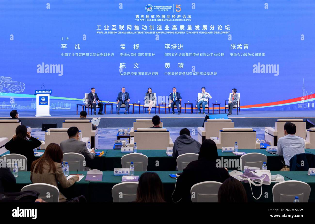 221105 -- SHANGHAI, le 5 novembre 2022 -- les participants assistent à la session parallèle sur l'Internet industriel permet à l'industrie manufacturière d'atteindre un développement de haute qualité lors du cinquième Forum économique international de Hongqiao à Shanghai, dans l'est de la Chine, le 5 novembre 2022. CIIECHINA-SHANGHAI-HONGQIAO-FORUM-PARALLEL SESSIONCN WANGXXIANG PUBLICATIONXNOTXINXCHN Banque D'Images