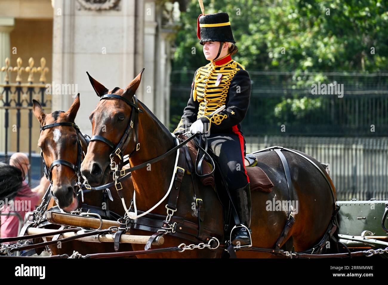 Soldat féminin, Royal Horse Artillery, Buckingham Palace, Londres, Royaume-Uni Banque D'Images