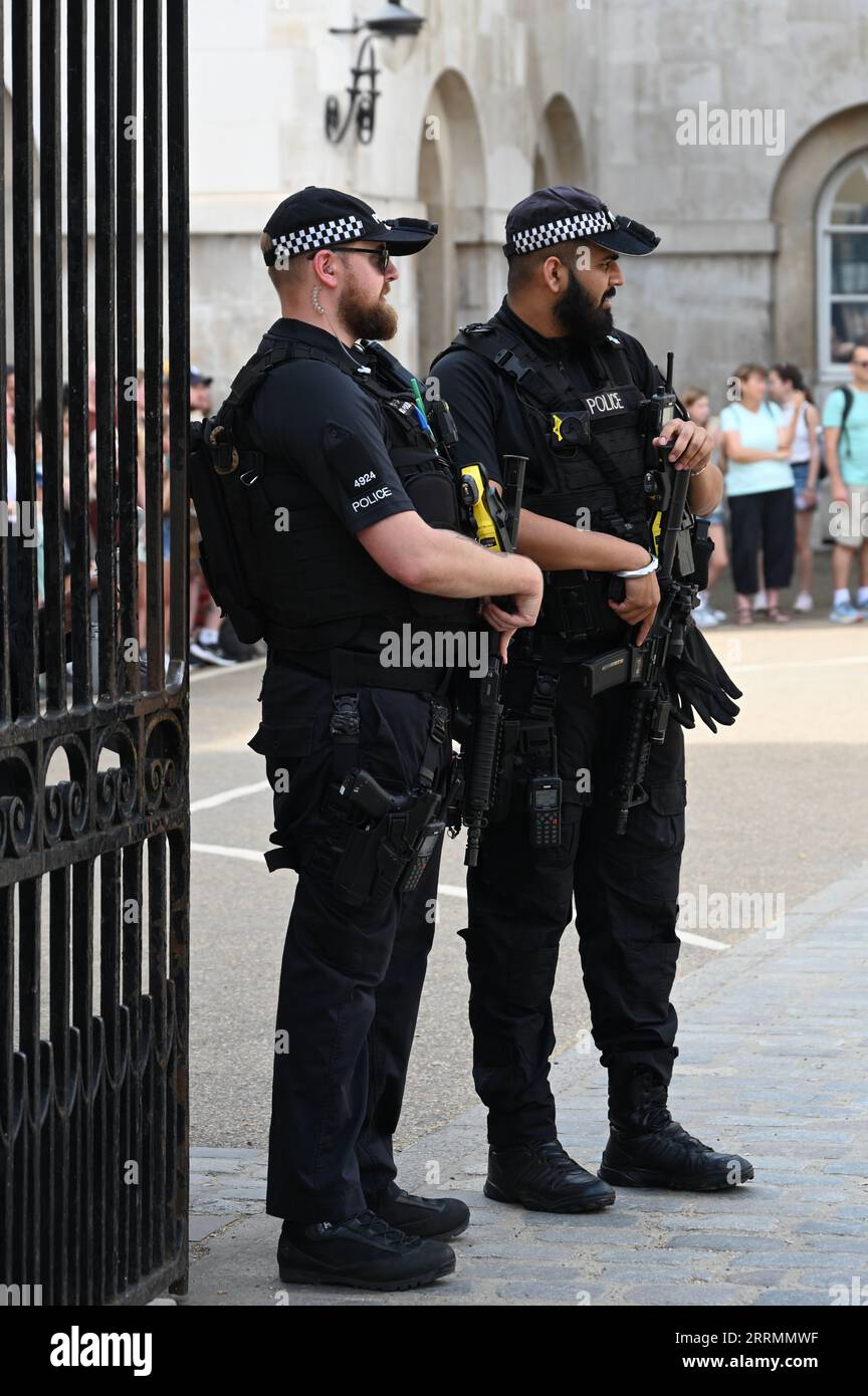 Policiers armés, Horse Guards Parade, Londres, Royaume-Uni Banque D'Images