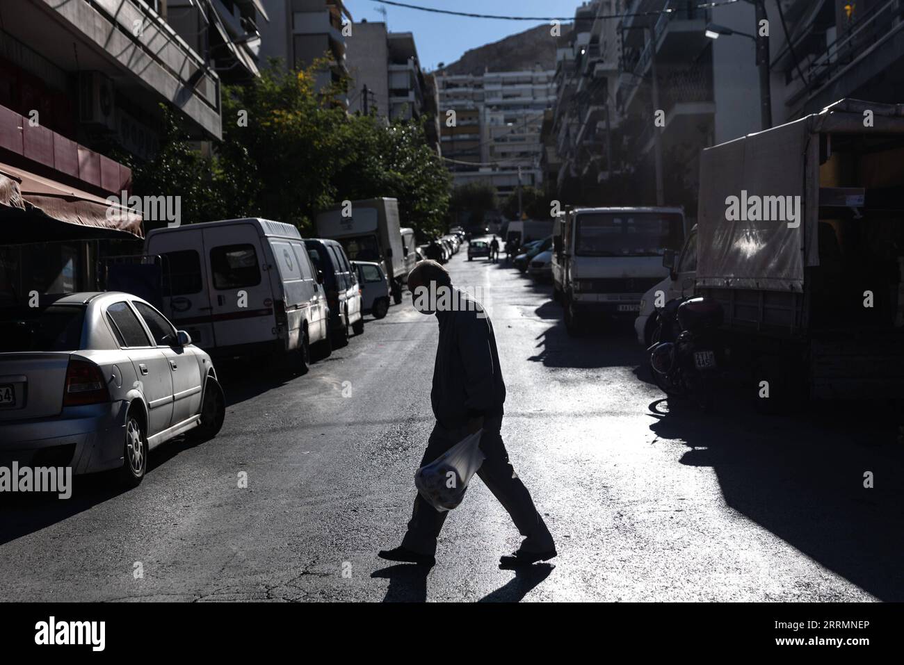 221108 -- ATHÈNES, le 8 novembre 2022 -- un homme âgé marche dans la rue à Athènes, Grèce, le 6 octobre 2022. POUR ALLER AVEC la caractéristique : l'inflation prend toujours plus de mordant sur les revenus de pension des retraités grecs photo par /Xinhua GRÈCE-ATHÈNES-PENSIONNÉS-INFLATION LefterisxPartsalis PUBLICATIONxNOTxINxCHN Banque D'Images