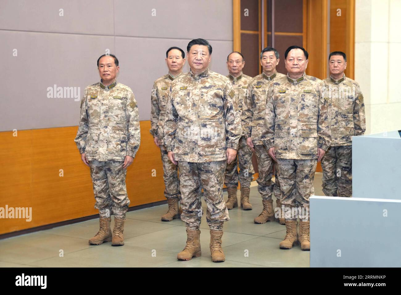 221108 -- PÉKIN, le 8 novembre 2022 -- le président chinois Xi Jinping, également secrétaire général du comité central du PCC du Parti communiste chinois, président de la commission militaire centrale CMC, et commandant en chef du centre de commandement des opérations interarmées du CMC, inspecte le centre de commandement des opérations interarmées du CMC, démontrant la position du nouveau CMC sur la mise en œuvre des principes directeurs du 20e Congrès national du CPC et l’amélioration de la formation des troupes et de la préparation au combat, 8 novembre 2022. CHINA-XI JINPING-CMC-JOINT OPERATIONS COMMAND CENTER-INSPECTION CN LIXGANG PUBLICATIONXNOTXINXCHN Banque D'Images