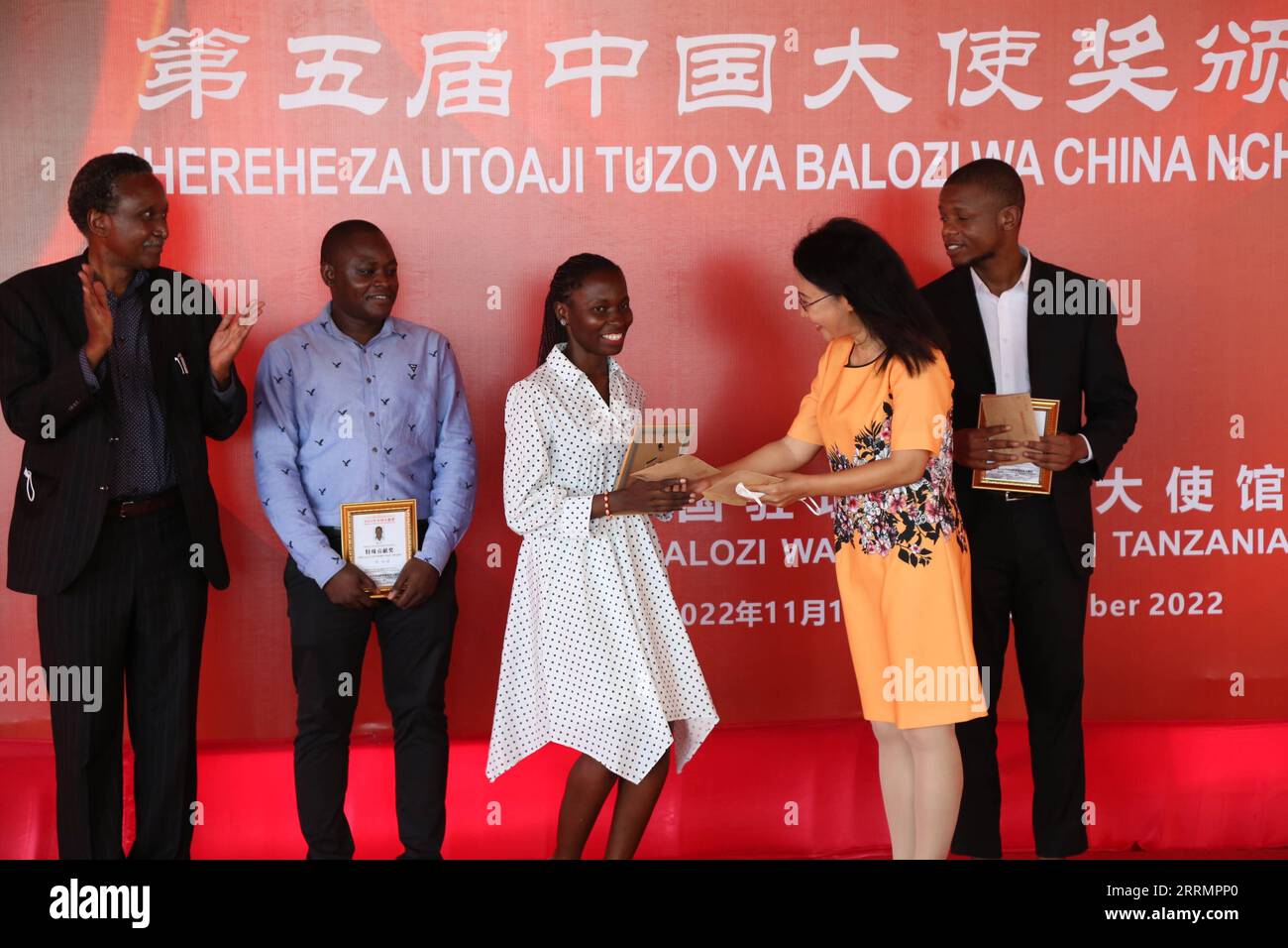 221111 -- DAR ES SALAAM, le 11 novembre 2022 -- Chen Mingjian, ambassadeur de Chine en Tanzanie, remet des prix aux lauréats du 5e Prix de l'ambassadeur de Chine à Dar es Salaam, Tanzanie, le 10 novembre 2022. Plus de 100 étudiants et enseignants tanzaniens ont remporté jeudi le Prix de l Ambassadeur de Chine après avoir excellé dans l apprentissage et l enseignement de la langue chinoise en 2022. POUR ALLER AVEC des étudiants tanzaniens, des enseignants récompensés pour leur excellence en langue chinoise photo par /Xinhua TANZANIA-DAR ES SALAAM-CHINESE AMBASSADOR S AWARD HermanxEmmanuel PUBLICATIONxNOTxINxCHN Banque D'Images